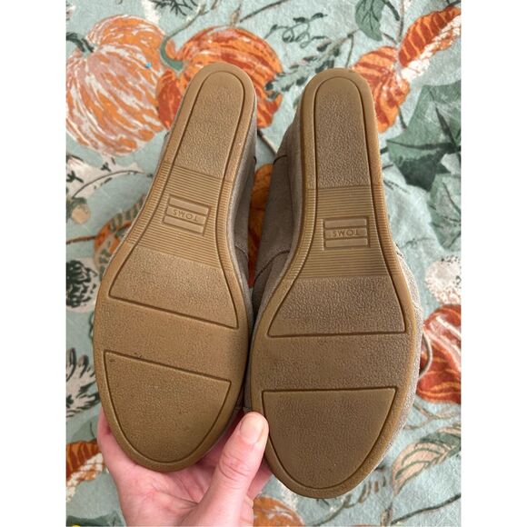 TOMS Tan Taupe Suede Desert Wedges Bootie Heels, Size 7 - Picture 10 of 10